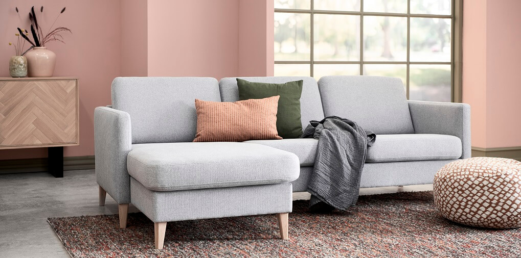 Nordisk elegance - grå sofa med chaiselong